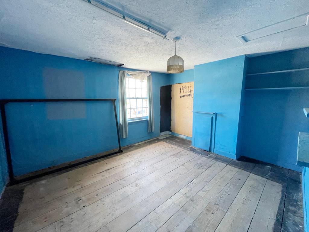 Lot: 6 - SEMI-DETACHED HOUSE FOR IMPROVEMENT - 